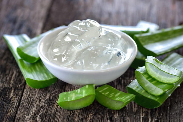 Bôi gel nha đam hoặc thuốc tê