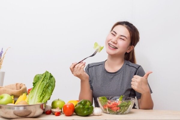 Niềng răng sắt nên ăn gì và kiêng gì?