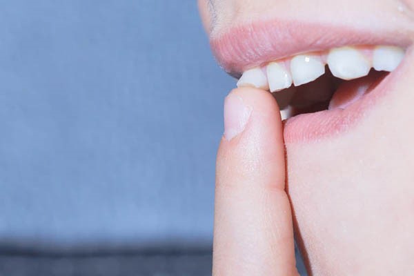 Răng sâu lung lay có nên tự nhổ không?