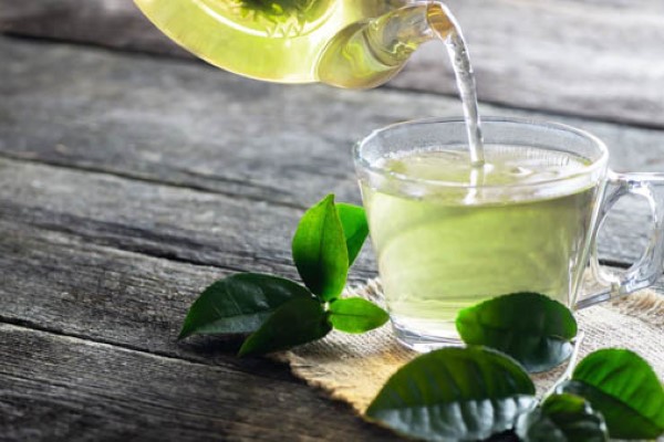 Dùng nước trà xanh súc miệng
