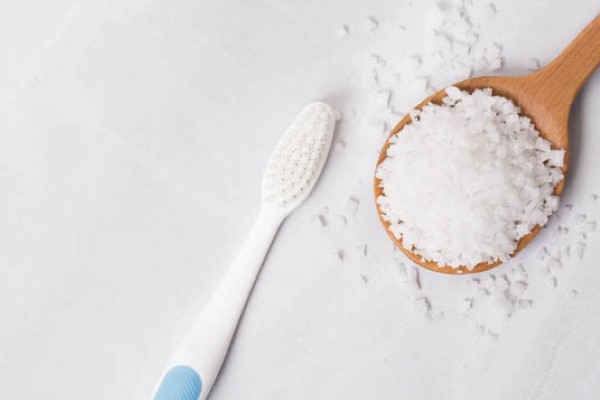 Làm trắng răng chỉ bằng muối