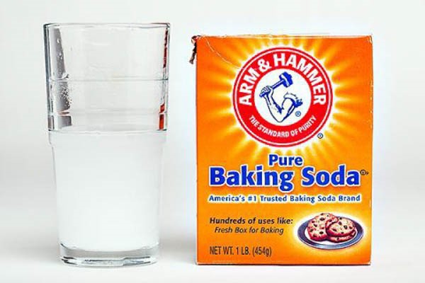 Làm trắng răng bằng muối và Baking Soda