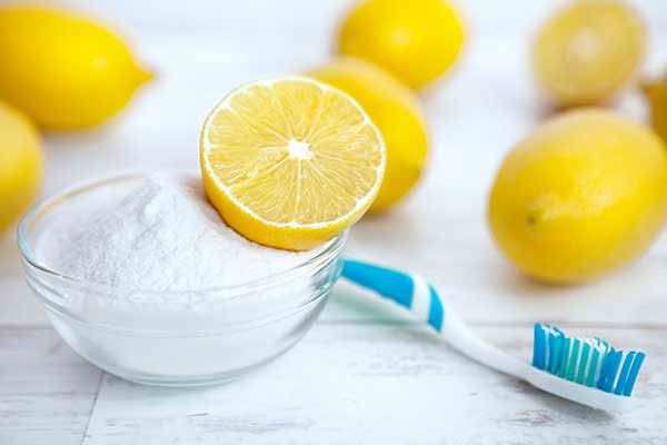 Làm trắng răng bằng muối và chanh