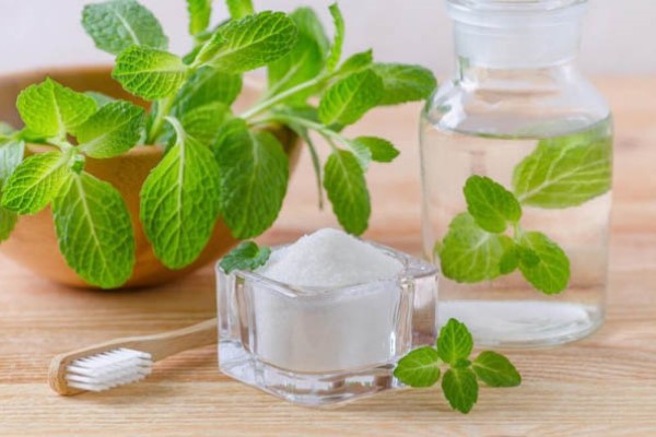 Làm trắng răng bằng muối và lá bạc hà