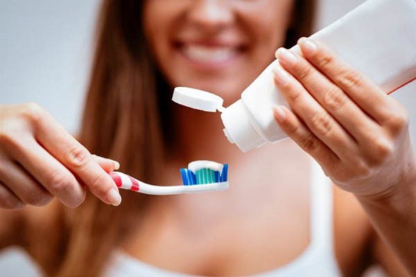 Đánh răng 2 lần/ngày để ngăn ngừa cao răng tích lũy