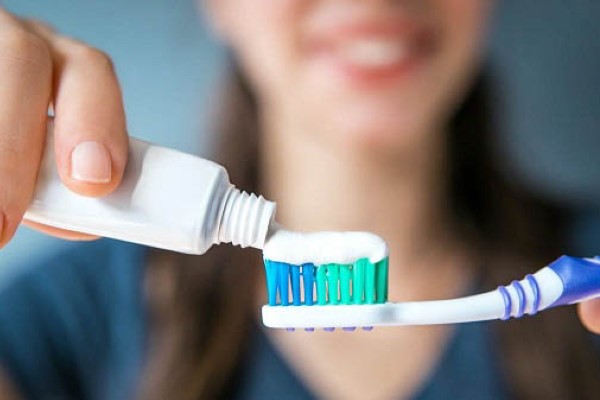 Sử dụng kem đánh răng làm trắng loại bỏ mảng bám