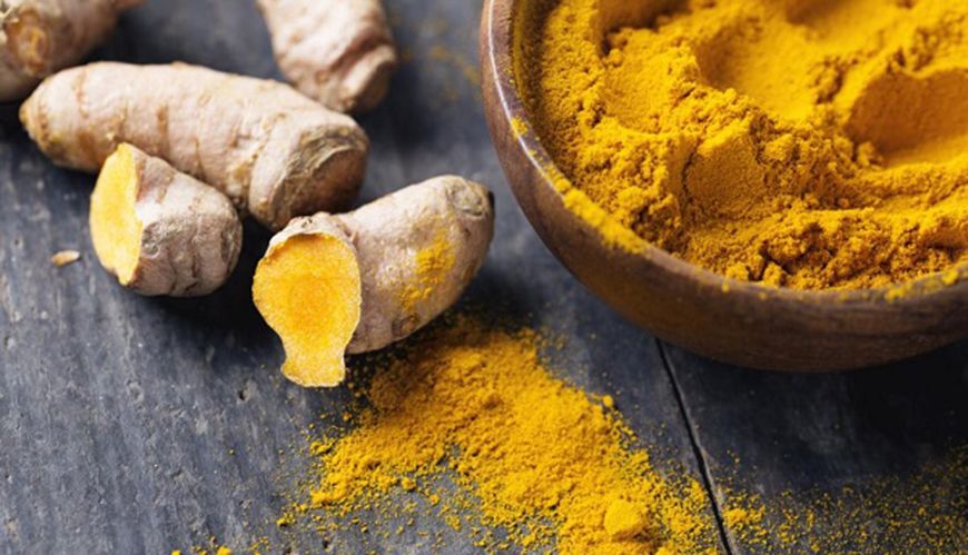 Bôi hỗn hợp nghệ và muối Bôi hỗn hợp nghệ và muối