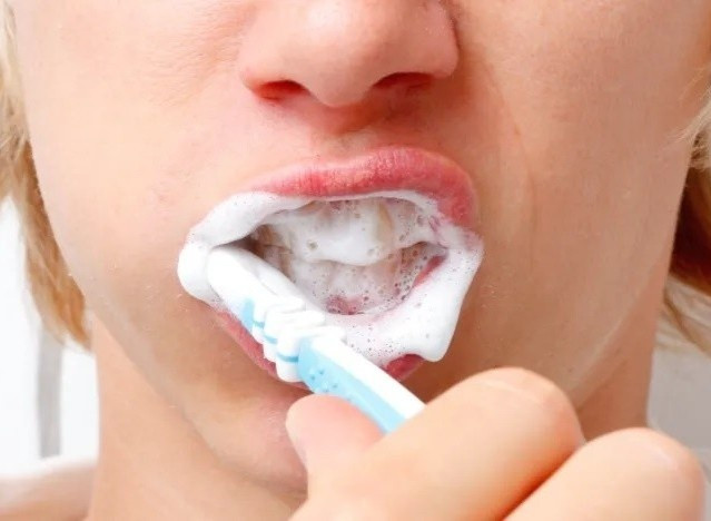 Chăm sóc răng miệng khi bị răng lồi xỉ sao đúng cách?