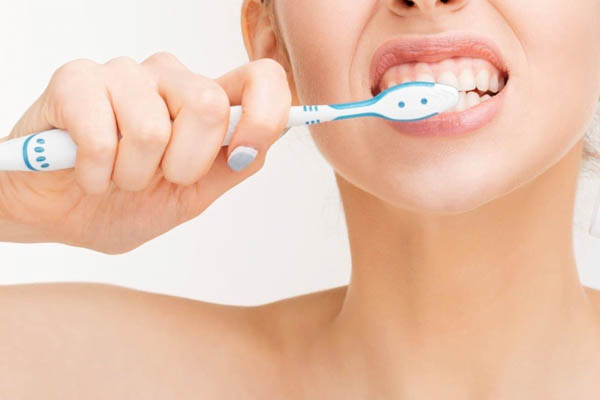 Vệ sinh răng miệng đúng cách giúp điều trị sưng nướu răng trong cùng của bà bầu