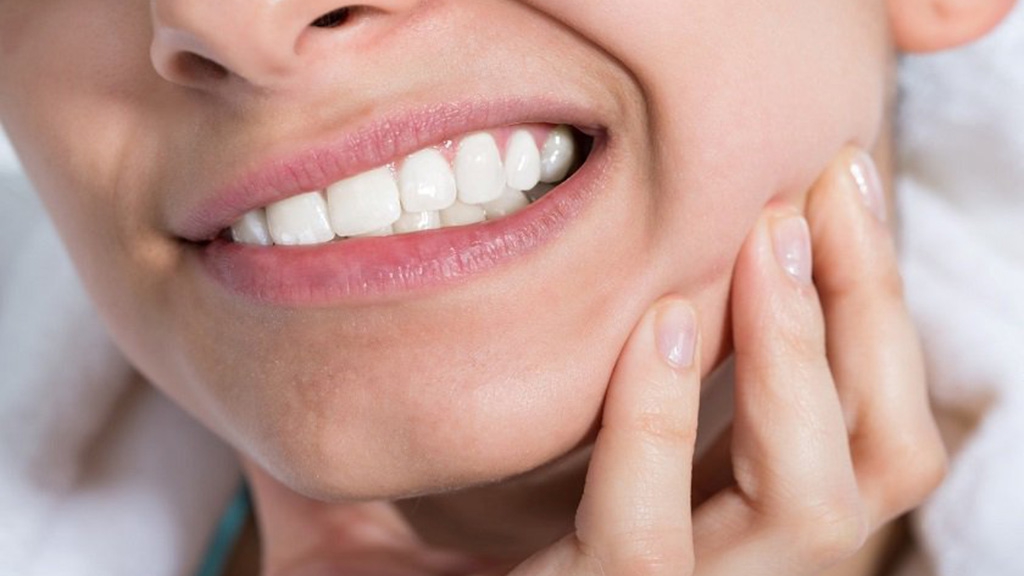 Yếu tố nào ảnh hưởng đến mức độ đau khi bọc răng sứ?