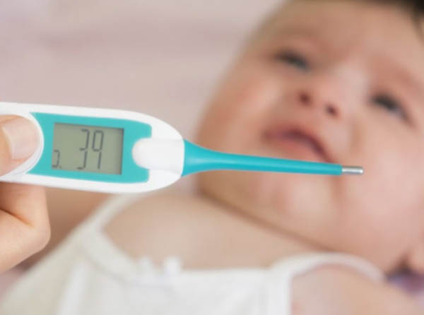 Trẻ sốt mọc răng 39 độ có nguy hiểm không?