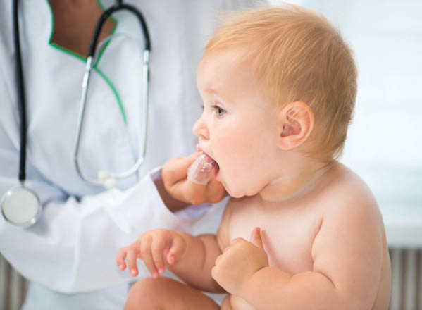 Khi nào cần đưa trẻ sốt mọc răng đi khám bác sĩ