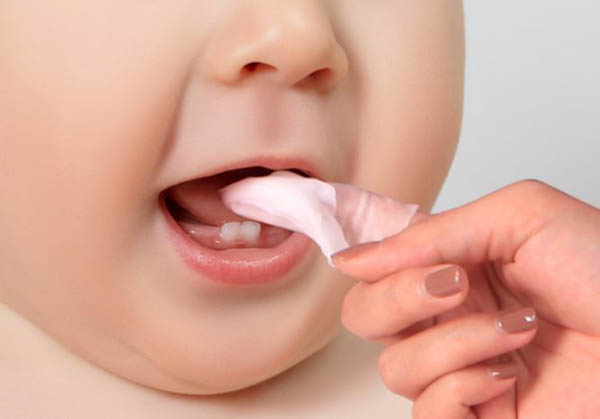 Massage nướu nhẹ nhàng giúp giảm sưng hiệu quả