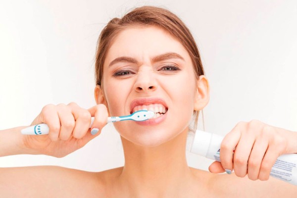 Chân răng bị vàng do thói quen vệ sinh răng miệng kém