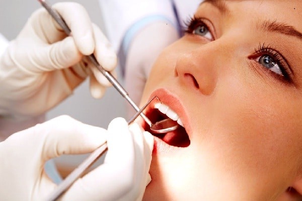 Thăm khám và điều trị chân răng bị vàng tại nha khoa uy tín
