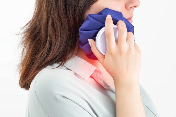 Các phương pháp xử lý và điều trị phù hợp cho tình trạng bị đau quai hàm gần tai bên phải
