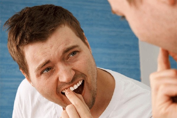 Nhổ răng bằng tay là cách nhổ răng sâu tại nhà phổ biến nhất