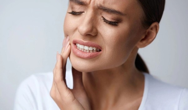 Cần lưu ý khi xuất hiện các cơn đau kéo dài đối với những bệnh nhân cấy ghép implant