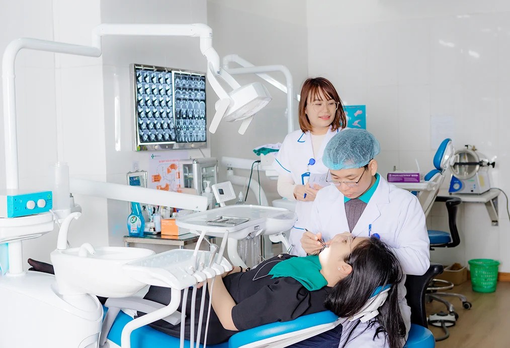 Giai đoạn đầu tiên của quy trình niềng răng là khám tổng quát