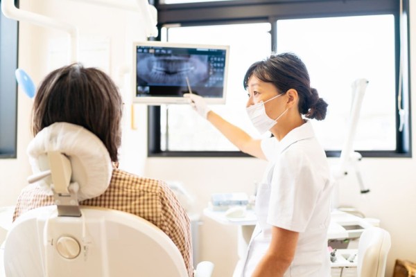 Xem xét lời khuyên từ các chuyên gia nha khoa khi lựa chọn chỉnh răng mọc lệch không cần niềng