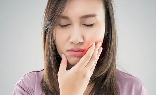 Các rủi ro và tác dụng phụ khi dùng kem tẩy trắng răng