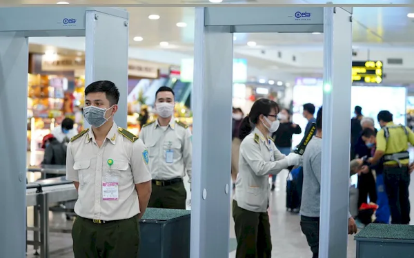 Máy dò kim loại tại sân bay