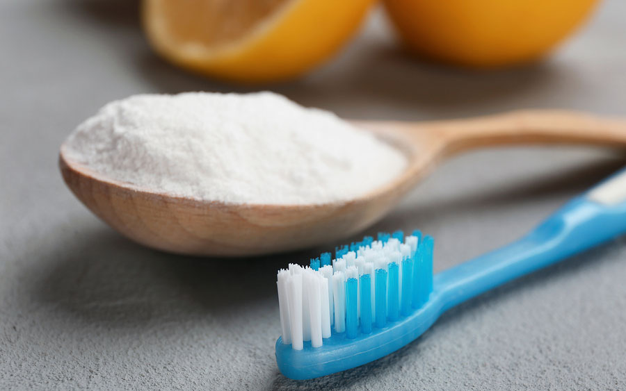 Đánh răng với baking soda