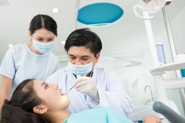 Trường hợp bị nhiệt miệng cần thăm khám bác sĩ  để điều trị kịp thời