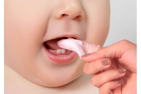 Làm sạch lưỡi bị trắng cho bé bằng nước ấm và khăn/gạc sạch