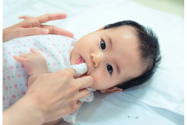 Quy trình làm sạch lưỡi cho trẻ sơ sinh – chi tiết từng bước