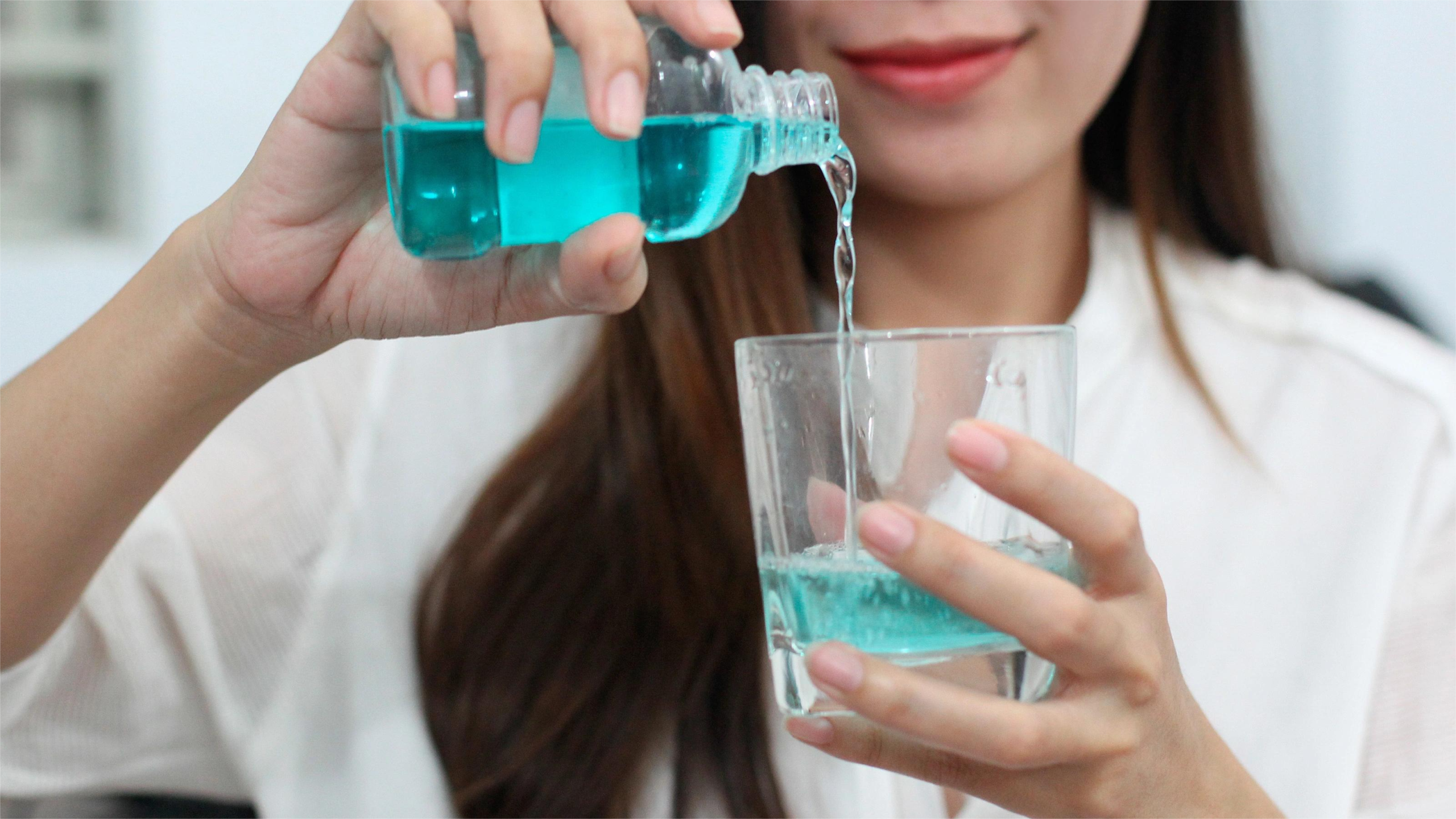 Sử dụng nước súc miệng thảo dược