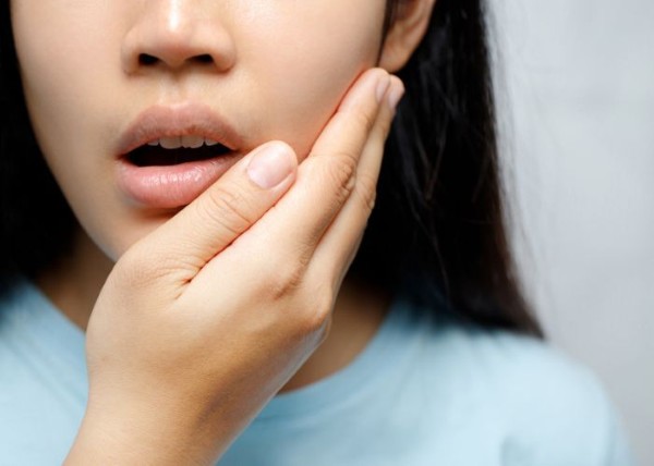 Tẩy trắng răng trong thời kỳ cho con bú có thể gây ra một số rủi ro và tác hại cho cả mẹ và bé