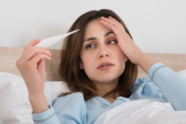 Sốt cao kéo dài là dấu hiệu nhiễm trùng sau khi nhổ răng  không nên xem nhẹ