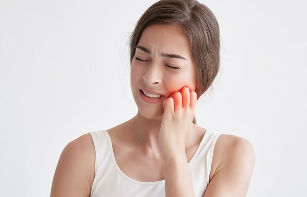 Dấu hiệu nhận biết răng khôn mọc lệch là đau nhức kéo dài