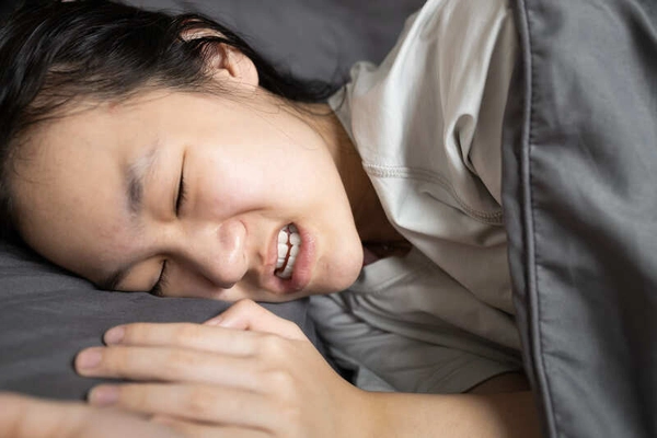 Tổng quan về tình trạng nghiến răng khi ngủ ở người lớn