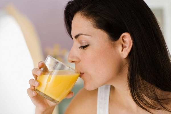Uống sữa ấm pha nghệ trước khi ngủ giúp dễ vào giấc hơn