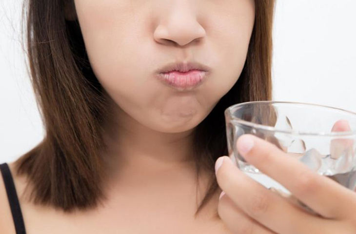 Súc miệng bằng nước muối ấm