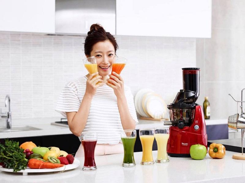 Uống nhiều nước ấm, nước ép trái cây