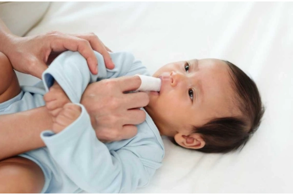 Vệ sinh miệng đúng cách cho bé