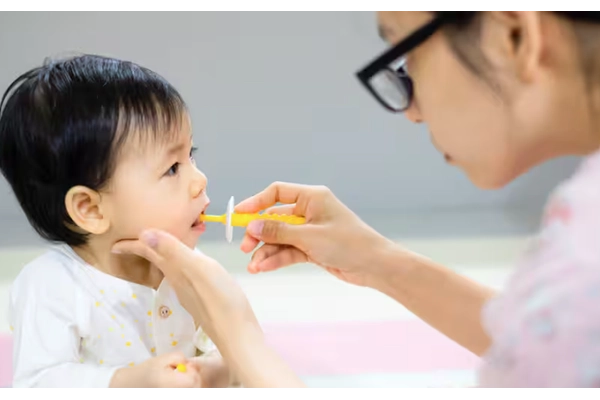 Chăm sóc trẻ trong và sau khi điều trị nấm lưỡi bằng cách vệ sinh miệng đúng cách