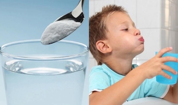 Cho trẻ súc miệng bằng nước muối ấm