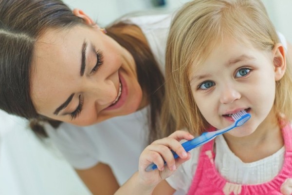Vệ sinh răng miệng đúng cách để ngăn ngừa răng sữa bị sâu cho trẻ