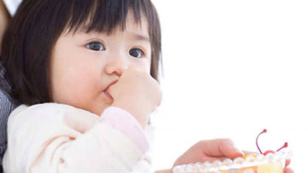 Răng sữa bị sâu do bé mút tay hoặc trao cho bé thức ăn chưa vệ sinh sạch