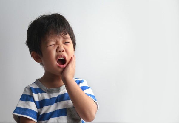 Răng sữa bị sâu gây đau nhức và khó chịu cho trẻ