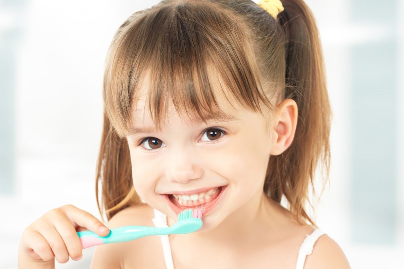 Vệ sinh răng không đúng cách dẫn đến trẻ dễ bị sâu răng