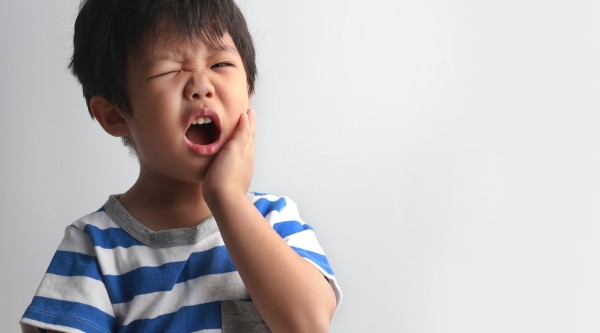 Sâu răng khiến trẻ cảm thấy đau buốt khi ăn uống