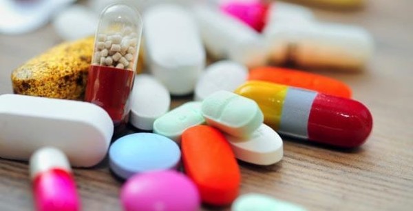 Cách chữa sâu răng cho trẻ 4 tuổi nhẹ nhàng và tạm thời là sử dụng thuốc hỗ trợ
