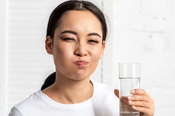 Súc miệng nước muối ấm
