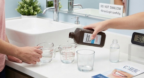 Súc miệng với oxy già (Hydrogen Peroxide) pha loãng Súc miệng với oxy già (Hydrogen Peroxide) pha loãng