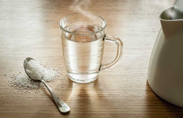 Súc miệng với nước muối ấm pha loãng